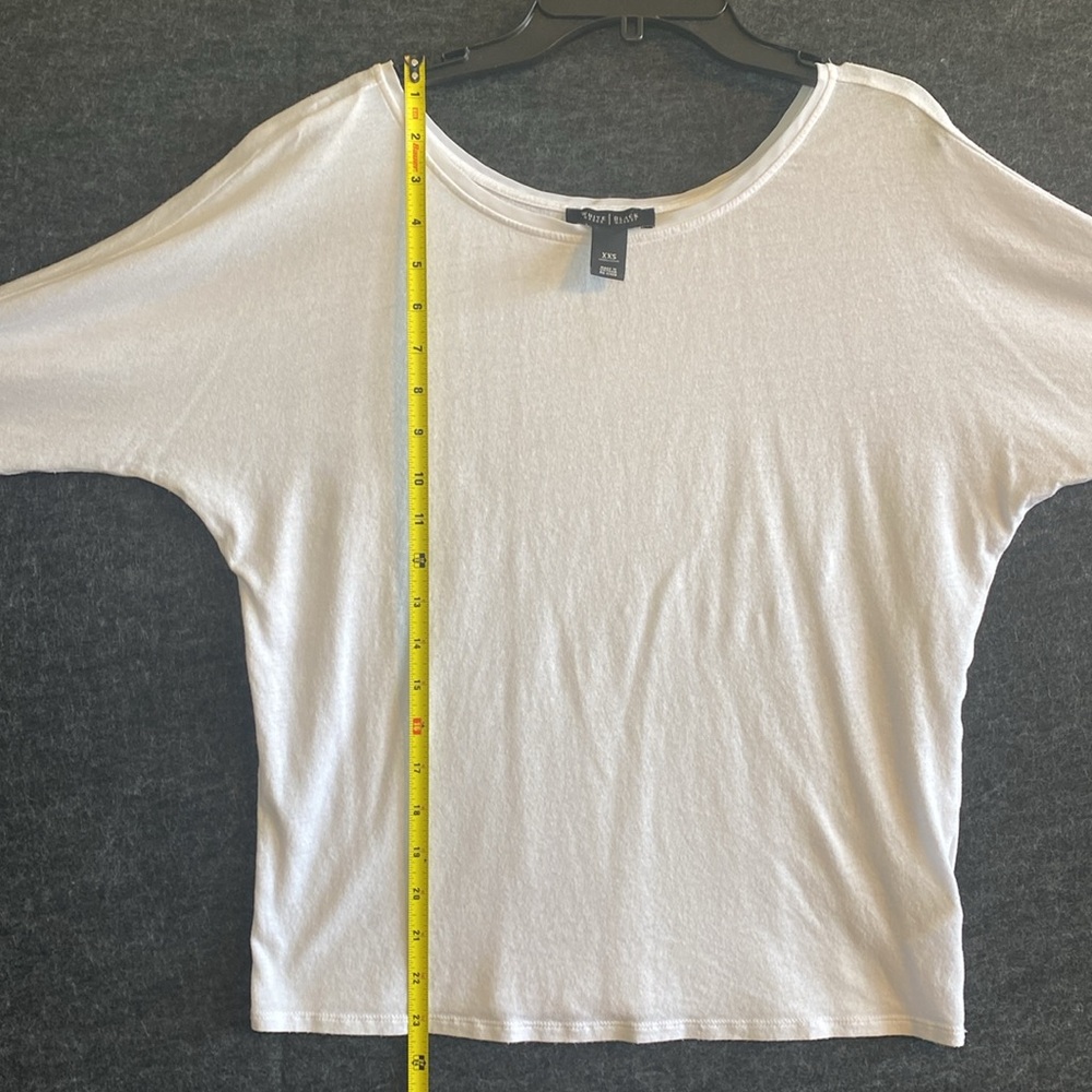 White House Black Market white 3/4 Sleeve T-Shirt w/Lace Neckline XXS